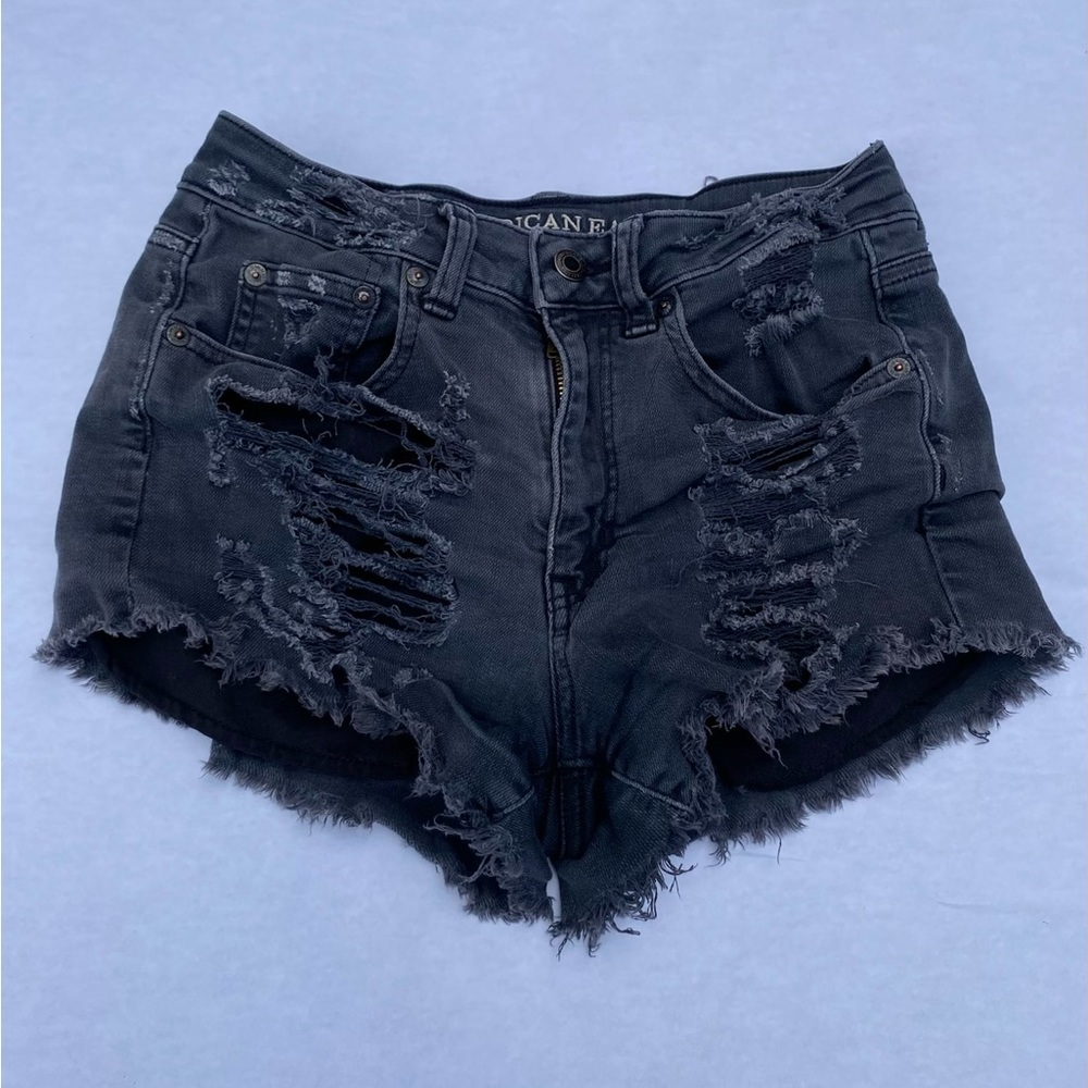The cutest vintage black distressed shorts
